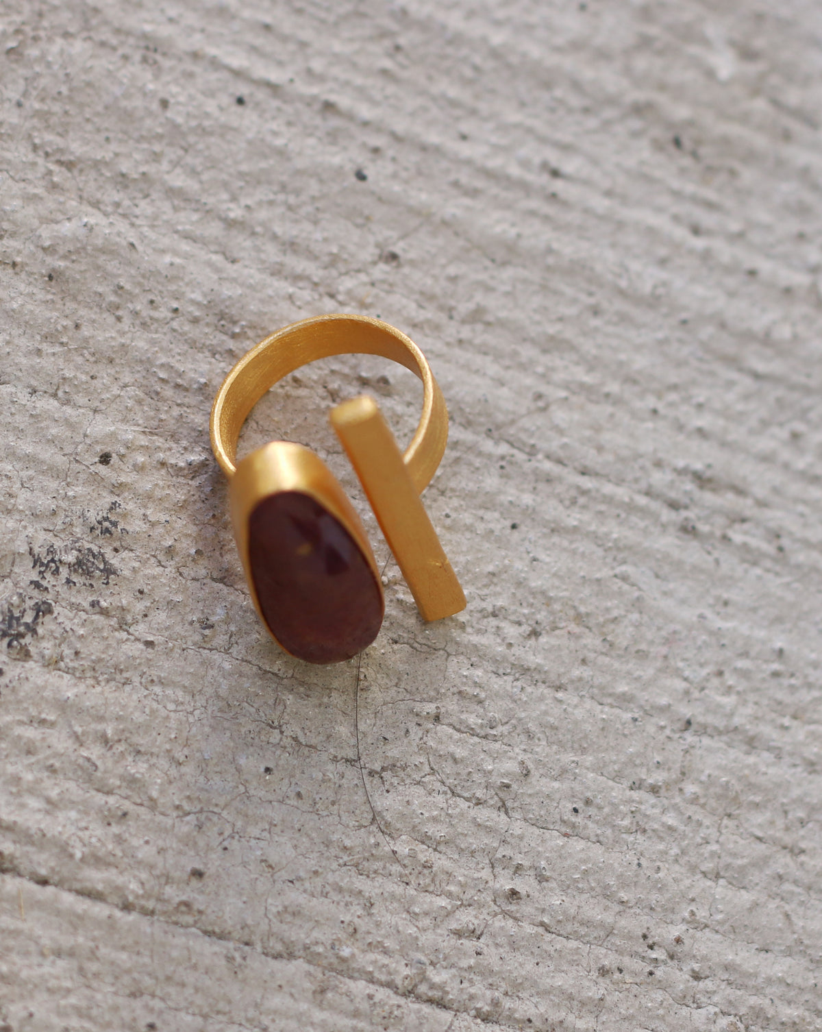 Bar Ring 18k Gold Plated Adjustable Ring Garnet / Black Onyx by Soenaar, handcrafted 18k gold-plated jewelry (photo 4)