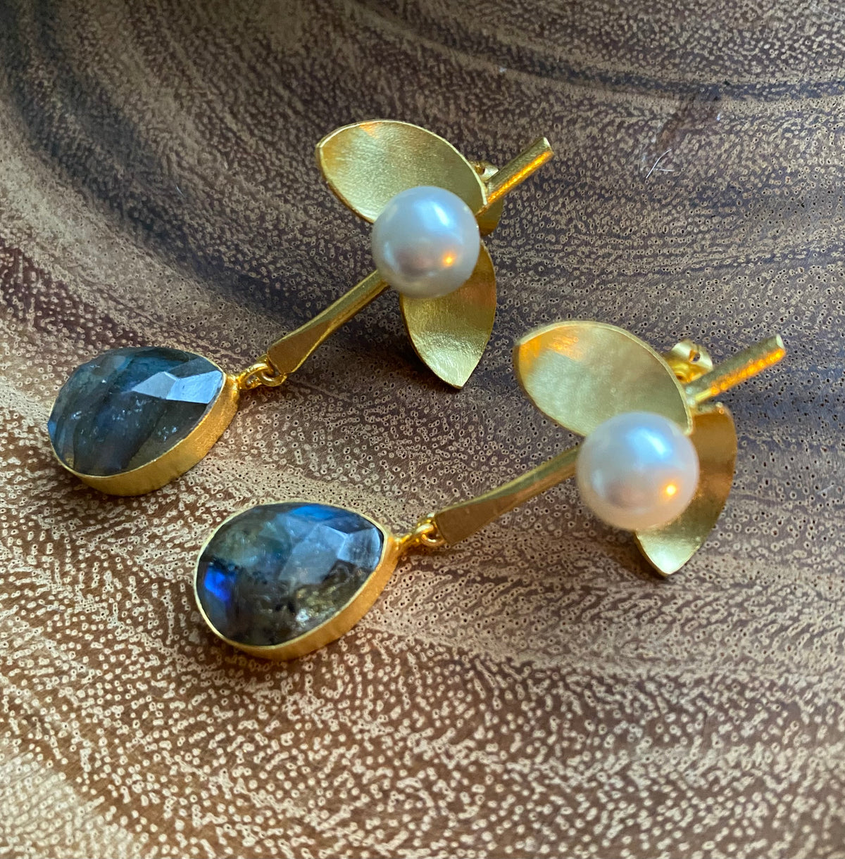 Pearl leaf drop earrings by Soenaar, handcrafted 18k gold-plated jewelry (photo 3)